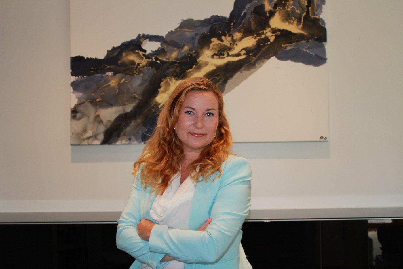 Katja Oulasvirta vaaleansinisessä jakussa