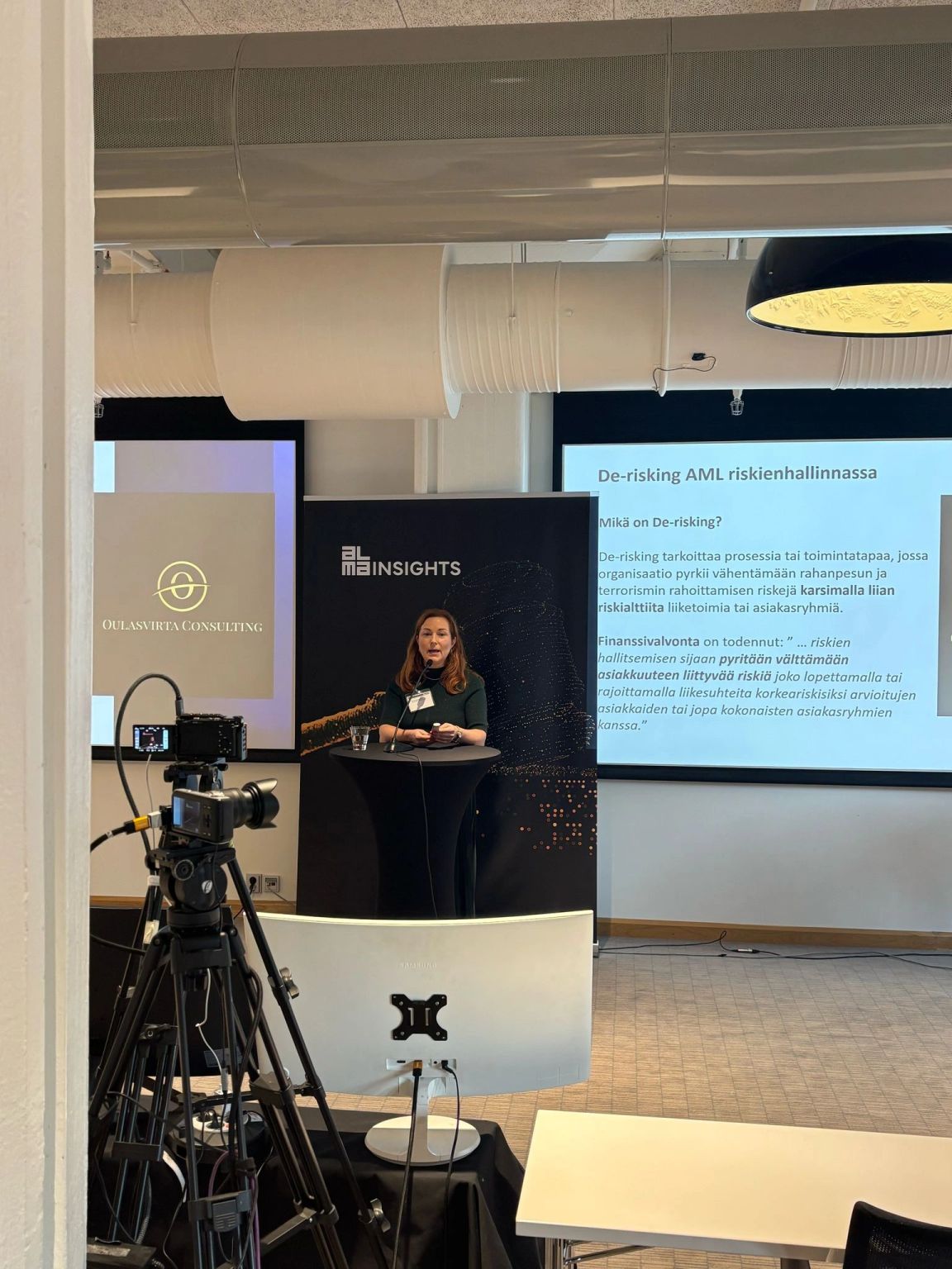 Katja Oulasvirta Juristiliiton koulutuksessa, seminaaritila ja kuvauskalusto etualalla