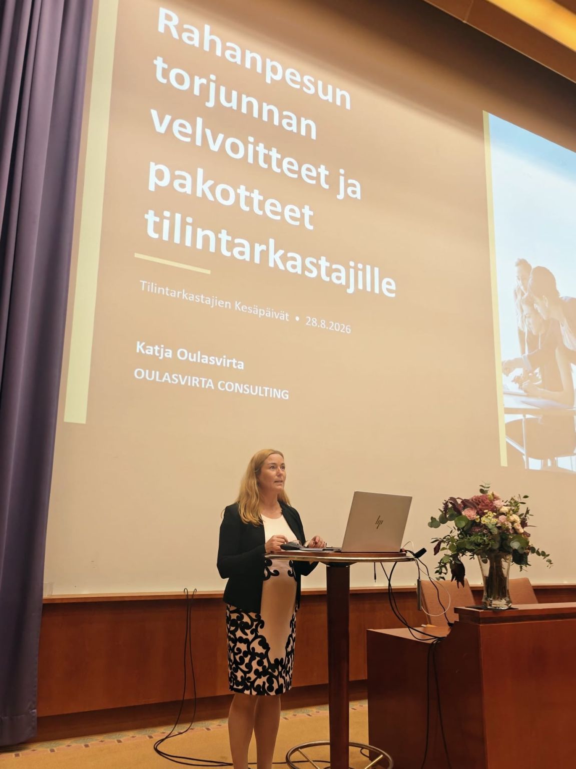Katja Oulasvirta kouluttamassa Tilintarkastajien kesäpäivillä Turussa